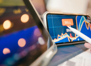 Kauppias tarkastelee Bitcoin-, Ethereum- ja forex-optioita monipuolisesti
